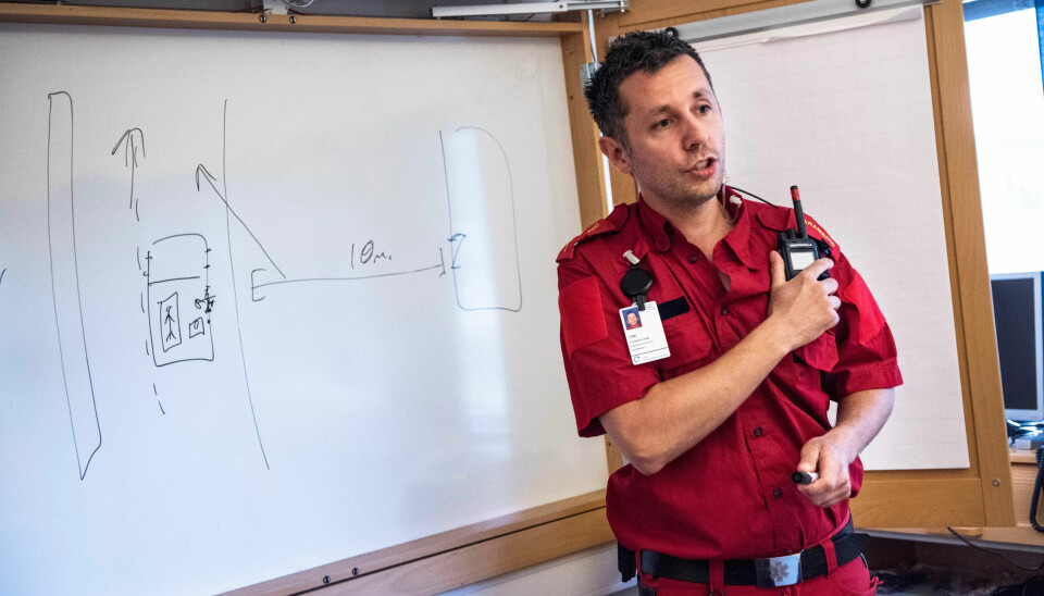 LETT TILGJENGELIG: Rutiner er viktig for sikkerheten. Radioen skal alltid sitte i brystlomma, forklarer Christiansen. LETT TILGJENGELIG: Rutiner er viktig for sikkerheten. Radioen skal alltid sitte i brystlomma, forklarer Christiansen.