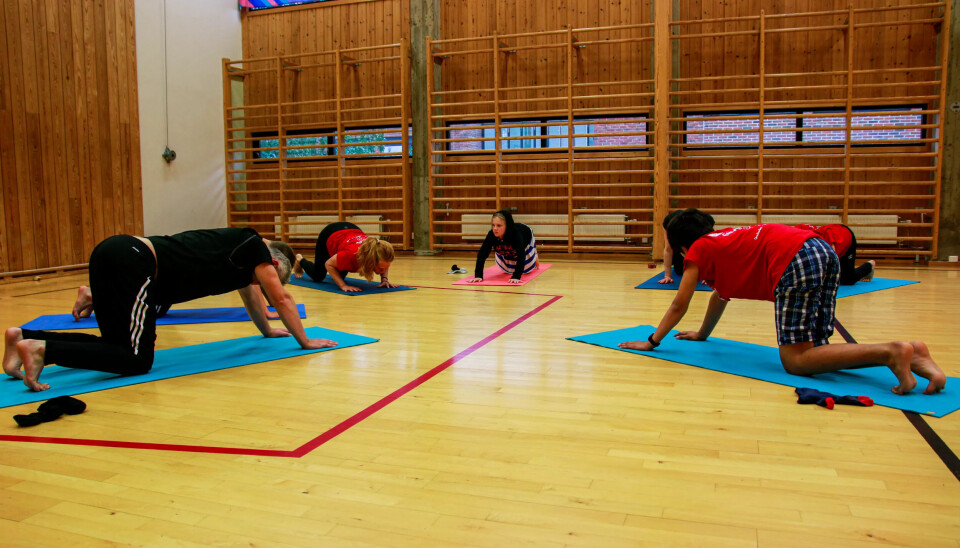 YOGA: Monica Sletten Aas holder yogatimer for både barn og voksne. Her i en time for de over elleve år. YOGA: Monica Sletten Aas holder yogatimer for både barn og voksne. Her i en time for de over elleve år.