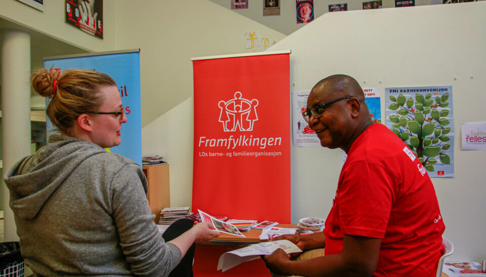 FRAMFYLKINGEN: Ali Malick forteller Cathrine Gundersen om hvorfor hun bør melde seg inn i Framfylkingen. FRAMFYLKINGEN: Ali Malick forteller Cathrine Gundersen om hvorfor hun bør melde seg inn i Framfylkingen.