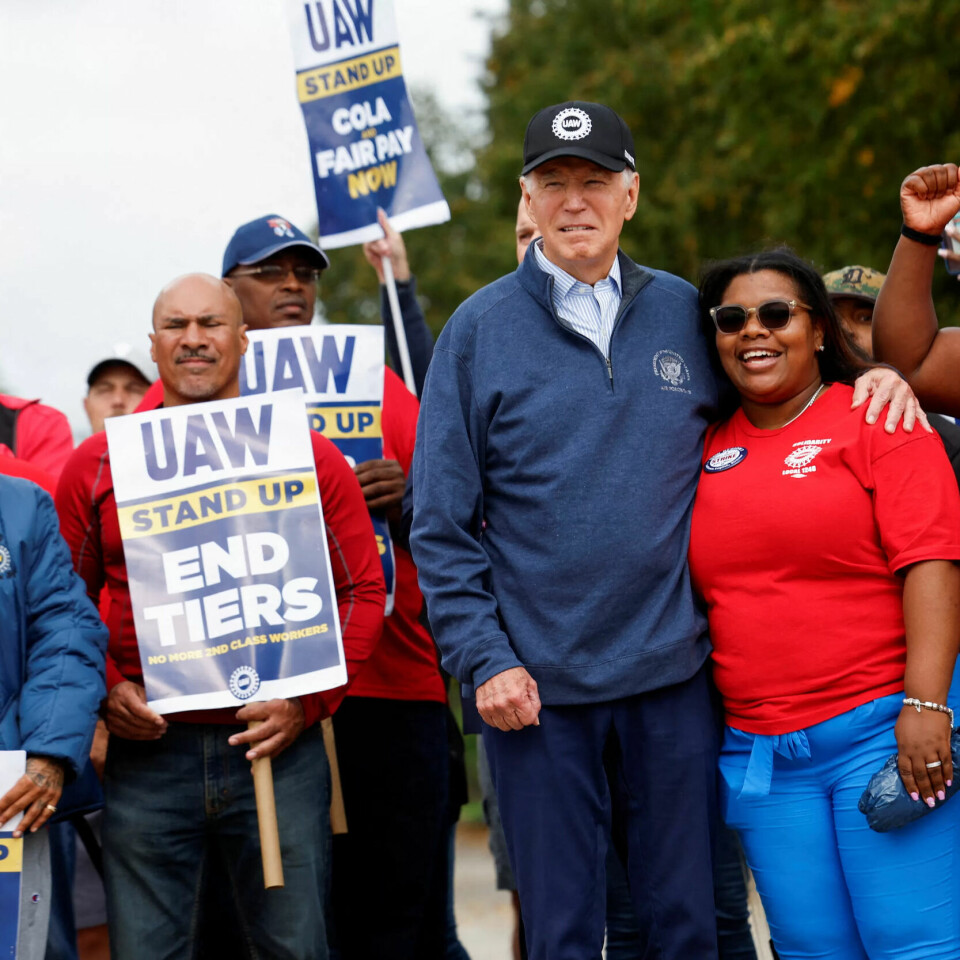 FAGFORENINGSVENN: Joe Biden var en fagforeningsvennlig visepresident og president. Her støtter han opp om de streikende i United Auto Workers. De streiker utafor GM's Willow Run Distribution Center i Belleville i Michigan. FAGFORENINGSVENN: Joe Biden var en fagforeningsvennlig visepresident og president. Her støtter han opp om de streikende i United Auto Workers. De streiker utafor GM's Willow Run Distribution Center i Belleville i Michigan.