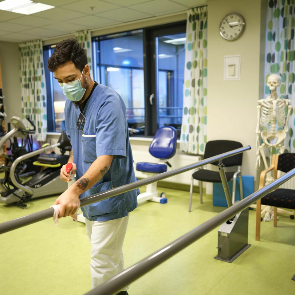Som tidligere kokk savner han noenganger å lage mat, men det kan han også ha som hobby. Ved å bli helsefagarbeider, har han funnet drømmeyrket. Som tidligere kokk savner han noenganger å lage mat, men det kan han også ha som hobby. Ved å bli helsefagarbeider, har han funnet drømmeyrket.