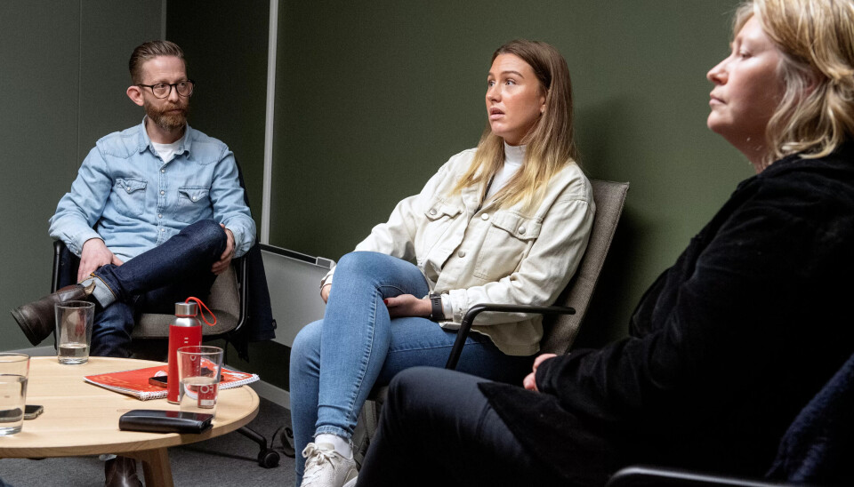Lisbeth Stender (i midten) synes det er vanskelig å snakke om Nav-drapet. Hun har med seg FOs hovedtillitsvalgte Magnus Nymoen og Renathe Øen som støtte under intervjuet med Fontene. Lisbeth Stender (i midten) synes det er vanskelig å snakke om Nav-drapet. Hun har med seg FOs hovedtillitsvalgte Magnus Nymoen og Renathe Øen som støtte under intervjuet med Fontene.