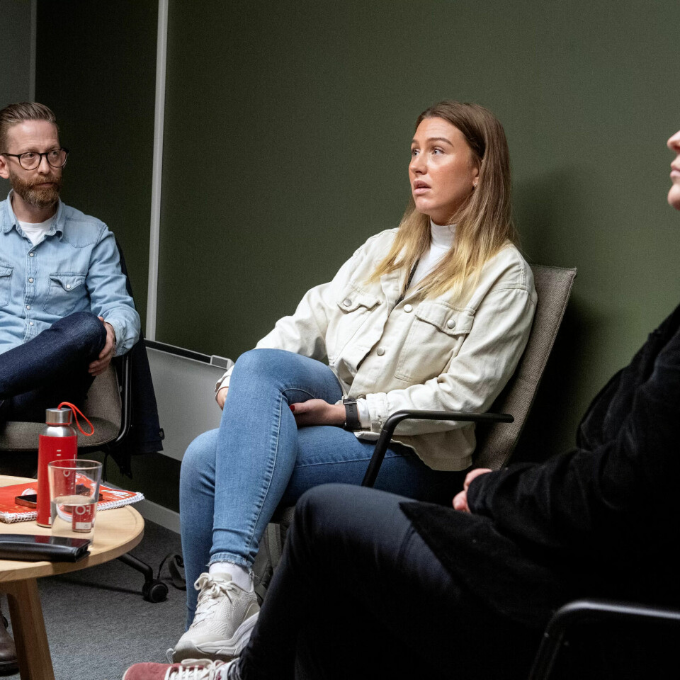 Lisbeth Stender (i midten) synes det er vanskelig å snakke om Nav-drapet. Hun har med seg FOs hovedtillitsvalgte Magnus Nymoen og Renathe Øen som støtte under intervjuet med Fontene. Lisbeth Stender (i midten) synes det er vanskelig å snakke om Nav-drapet. Hun har med seg FOs hovedtillitsvalgte Magnus Nymoen og Renathe Øen som støtte under intervjuet med Fontene.