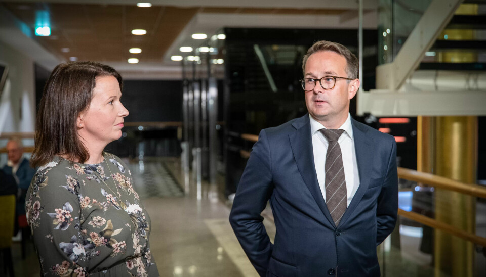 Medmekler Hilde Lund og riksmekler Mats Ruland møtte først pressen klokka 21 torsdag kveld. Medmekler Hilde Lund og riksmekler Mats Ruland møtte først pressen klokka 21 torsdag kveld.