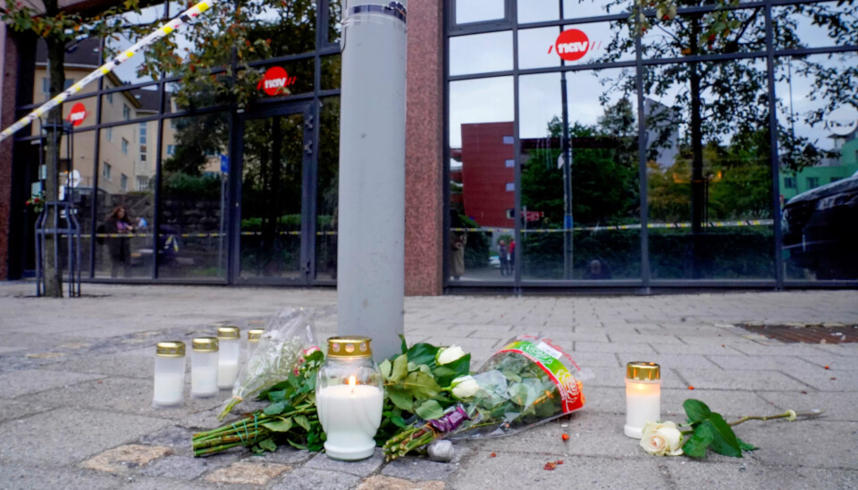 Det ble lagt ned blomster utenfor Nav-kontoret på Danmarks plass i Bergen etter drapet. Det ble lagt ned blomster utenfor Nav-kontoret på Danmarks plass i Bergen etter drapet.