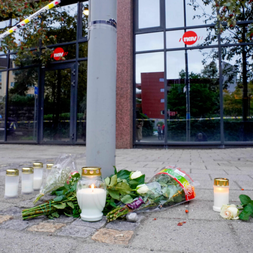 Det ble lagt ned blomster utenfor Nav-kontoret på Danmarks plass i Bergen etter drapet. Det ble lagt ned blomster utenfor Nav-kontoret på Danmarks plass i Bergen etter drapet.