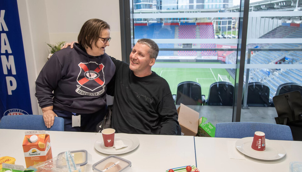 MATMOR: Jane Holter, med tilnavnet 'gatelagets mor' sørger at Ruben og de andre spillerne får mat før og etter trening og kamp. MATMOR: Jane Holter, med tilnavnet 'gatelagets mor' sørger at Ruben og de andre spillerne får mat før og etter trening og kamp.
