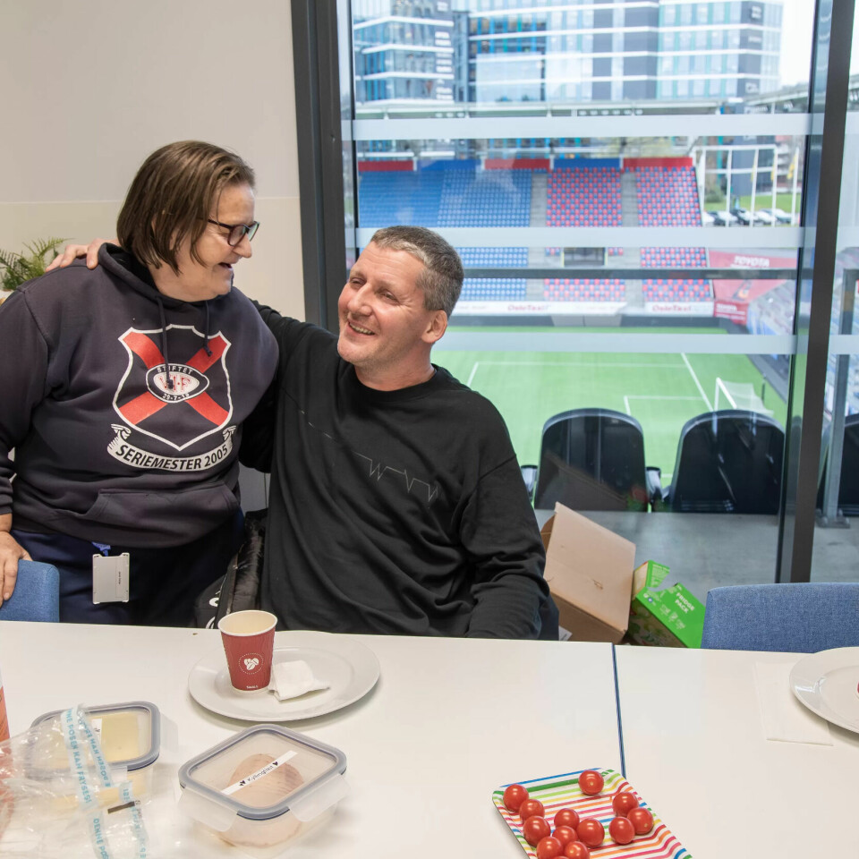 MATMOR: Jane Holter, med tilnavnet 'gatelagets mor' sørger at Ruben og de andre spillerne får mat før og etter trening og kamp. MATMOR: Jane Holter, med tilnavnet 'gatelagets mor' sørger at Ruben og de andre spillerne får mat før og etter trening og kamp.