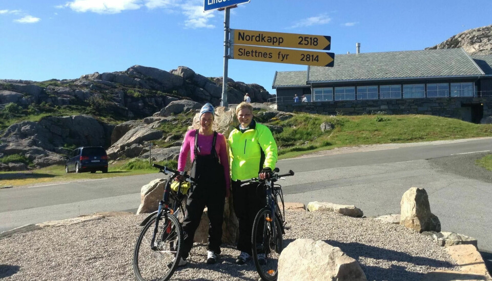 NORGE PÅ LANGS: Her er Marit (t.h.) kommet i mål i Lindesnes sammen med søstera Anita Mathisen etter å ha sykla Norge på langs. NORGE PÅ LANGS: Her er Marit (t.h.) kommet i mål i Lindesnes sammen med søstera Anita Mathisen etter å ha sykla Norge på langs.