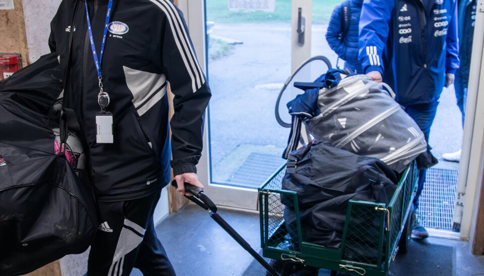 SKIFT: Trener Kevin Hansen og ruskonsulent Eivind Tveit på vei med treningstøy til alle. SKIFT: Trener Kevin Hansen og ruskonsulent Eivind Tveit på vei med treningstøy til alle.