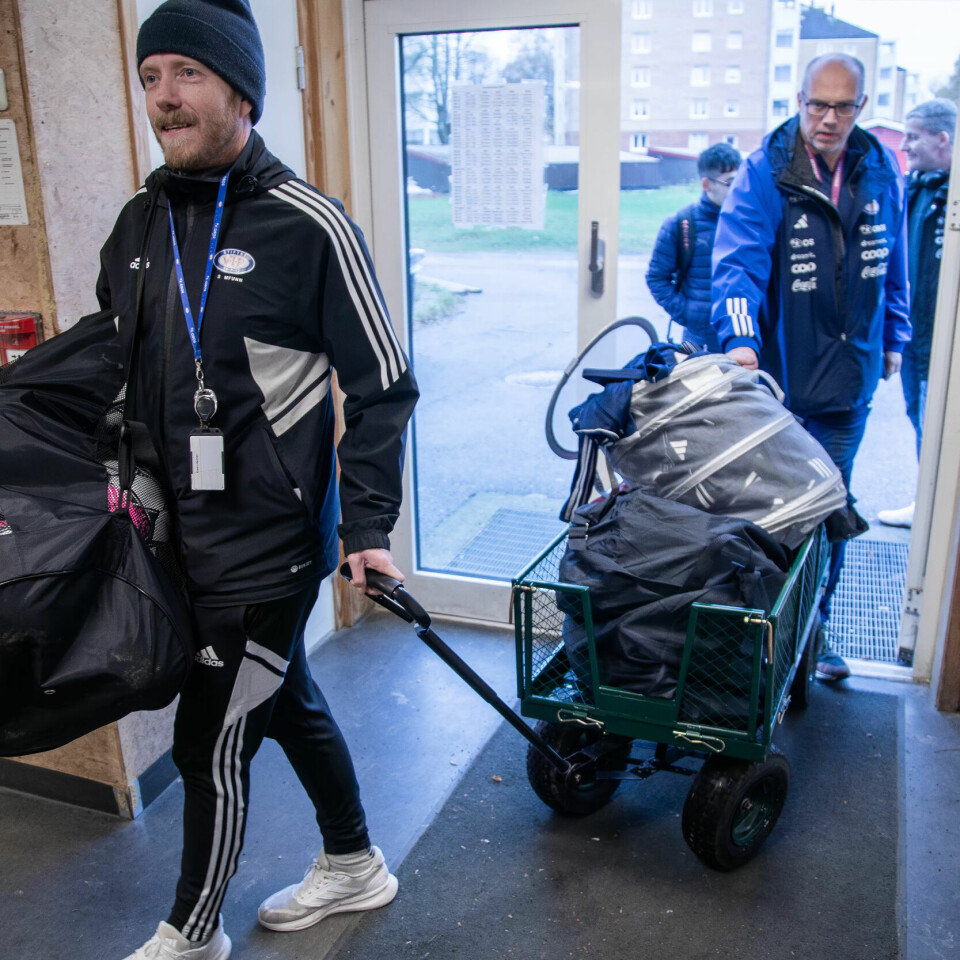 SKIFT: Trener Kevin Hansen og ruskonsulent Eivind Tveit på vei med treningstøy til alle. SKIFT: Trener Kevin Hansen og ruskonsulent Eivind Tveit på vei med treningstøy til alle.