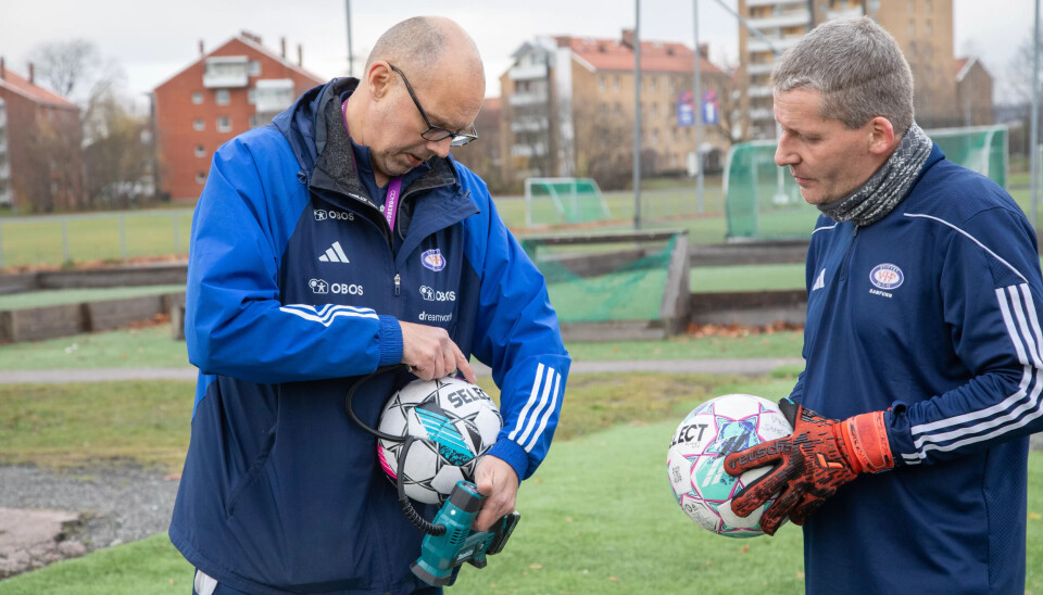 LUFT: Eivind Tveit og Ruben Pedersen sørger for påfyll i for myke baller. LUFT: Eivind Tveit og Ruben Pedersen sørger for påfyll i for myke baller.