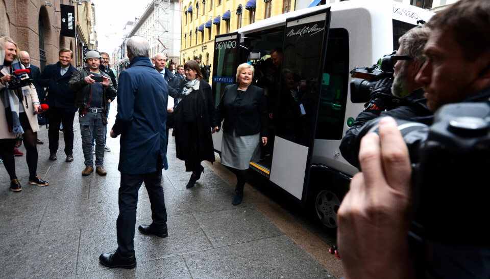 HESTEKORTESJE OG ELBUSS: Erna Solberg og Jonas Gahr Støre kjører elektrisk førerløs buss sammen med IKT-Norges direktør Heidi Austlid. - Vi lever!, sier Støre i det dørene åpnes. Bussen ble ledsaget av politihester, muligens en planlagt 'gammel traver vs ny teknologi'-symbolikk? HESTEKORTESJE OG ELBUSS: Erna Solberg og Jonas Gahr Støre kjører elektrisk førerløs buss sammen med IKT-Norges direktør Heidi Austlid. - Vi lever!, sier Støre i det dørene åpnes. Bussen ble ledsaget av politihester, muligens en planlagt 'gammel traver vs ny teknologi'-symbolikk?