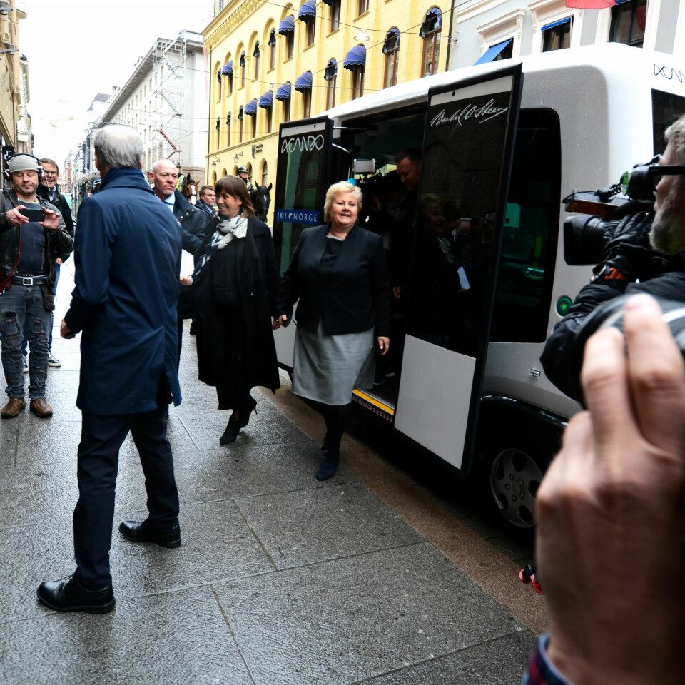 HESTEKORTESJE OG ELBUSS: Erna Solberg og Jonas Gahr Støre kjører elektrisk førerløs buss sammen med IKT-Norges direktør Heidi Austlid. - Vi lever!, sier Støre i det dørene åpnes. Bussen ble ledsaget av politihester, muligens en planlagt 'gammel traver vs ny teknologi'-symbolikk? HESTEKORTESJE OG ELBUSS: Erna Solberg og Jonas Gahr Støre kjører elektrisk førerløs buss sammen med IKT-Norges direktør Heidi Austlid. - Vi lever!, sier Støre i det dørene åpnes. Bussen ble ledsaget av politihester, muligens en planlagt 'gammel traver vs ny teknologi'-symbolikk?