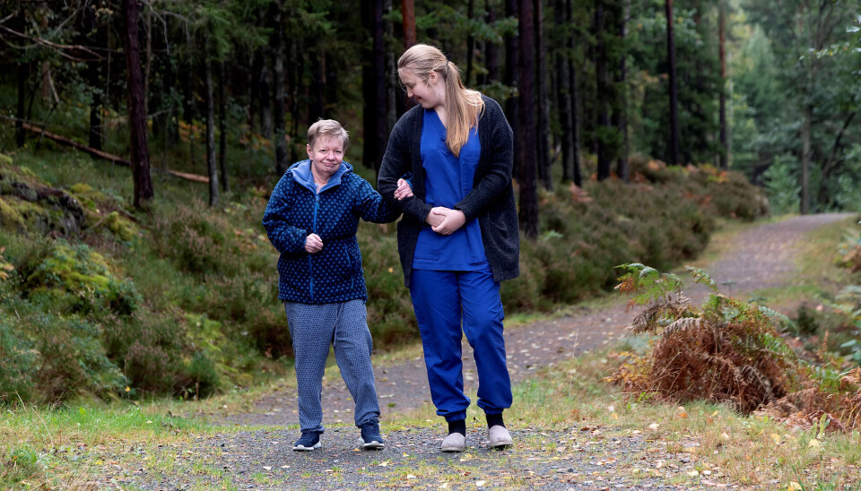 Gretha Aase (.t.v.) liker å gå korte turer i området rundt sykehjemmet, her med Amalie Christina Poppe. Erling Slyngstad-Hægeland Gretha Aase (.t.v.) liker å gå korte turer i området rundt sykehjemmet, her med Amalie Christina Poppe. Erling Slyngstad-Hægeland