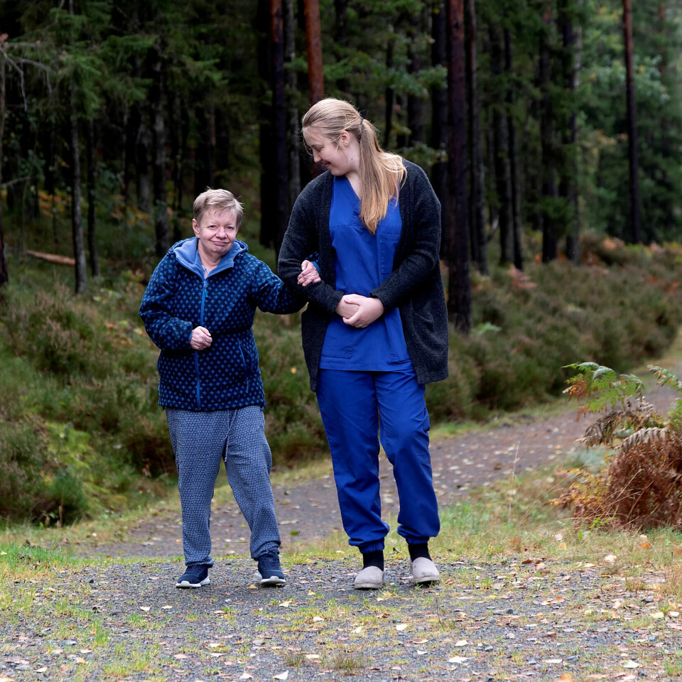 Gretha Aase (.t.v.) liker å gå korte turer i området rundt sykehjemmet, her med Amalie Christina Poppe. Erling Slyngstad-Hægeland Gretha Aase (.t.v.) liker å gå korte turer i området rundt sykehjemmet, her med Amalie Christina Poppe. Erling Slyngstad-Hægeland