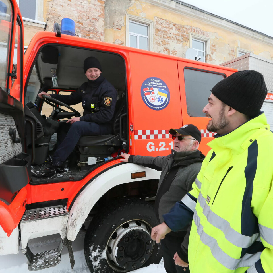 TEST AV BRANNBIL: For sjuende gang satt gjengen med brann- og redningsarbeidere sitt preg på den lille grensebyen Rava-Rus'ka, med biler og sjauing av utstyr. Her brannsjef Karelin med Odd Steinar Rønne og Joakim Sandodden. TEST AV BRANNBIL: For sjuende gang satt gjengen med brann- og redningsarbeidere sitt preg på den lille grensebyen Rava-Rus'ka, med biler og sjauing av utstyr. Her brannsjef Karelin med Odd Steinar Rønne og Joakim Sandodden.