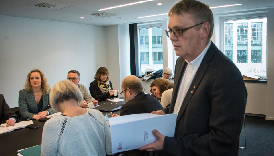 SKUFFET: Forhandlingsleder Odd-Haldgeir Larsen synes det er uforståelig at kirkekonsernet Akasia ikke ønsker at de ansatte skal ha anstendige pensjonsordninger for sine ansatte. Fra i dag tidlig streiker ansatte i sju barnehager og to andre Akasia-selskaper. SKUFFET: Forhandlingsleder Odd-Haldgeir Larsen synes det er uforståelig at kirkekonsernet Akasia ikke ønsker at de ansatte skal ha anstendige pensjonsordninger for sine ansatte. Fra i dag tidlig streiker ansatte i sju barnehager og to andre Akasia-selskaper.