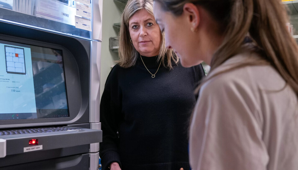 TEKNOLOGI TIL HJELP: Merete Sandve (bak) er glad for at maskinen tar medisinkontrollen, så sykepleier Marte Christina Jakobsen slipper å hente en kollega for kontroll. – Vi sparer mye tid på det, sier Jakobsen. TEKNOLOGI TIL HJELP: Merete Sandve (bak) er glad for at maskinen tar medisinkontrollen, så sykepleier Marte Christina Jakobsen slipper å hente en kollega for kontroll. – Vi sparer mye tid på det, sier Jakobsen.