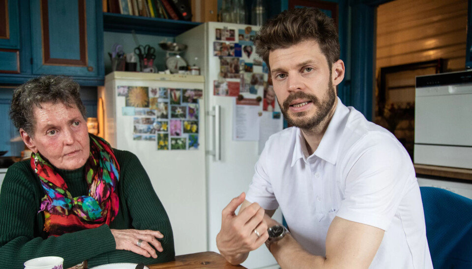 Rødt-leder Bjørnar Moxnes hjemme på kjøkkenet hos mora Åse Berit Eide. Rødt-leder Bjørnar Moxnes hjemme på kjøkkenet hos mora Åse Berit Eide.