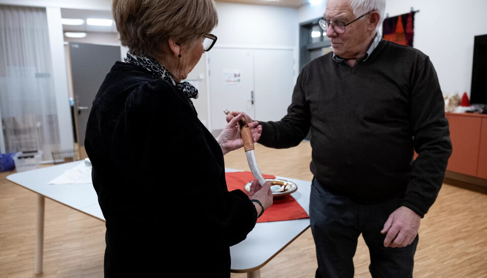 KNIVMAKER: Sørsamen Magne Jostein Haugen viser Mari Nordfjell en kniv han har laget. KNIVMAKER: Sørsamen Magne Jostein Haugen viser Mari Nordfjell en kniv han har laget.