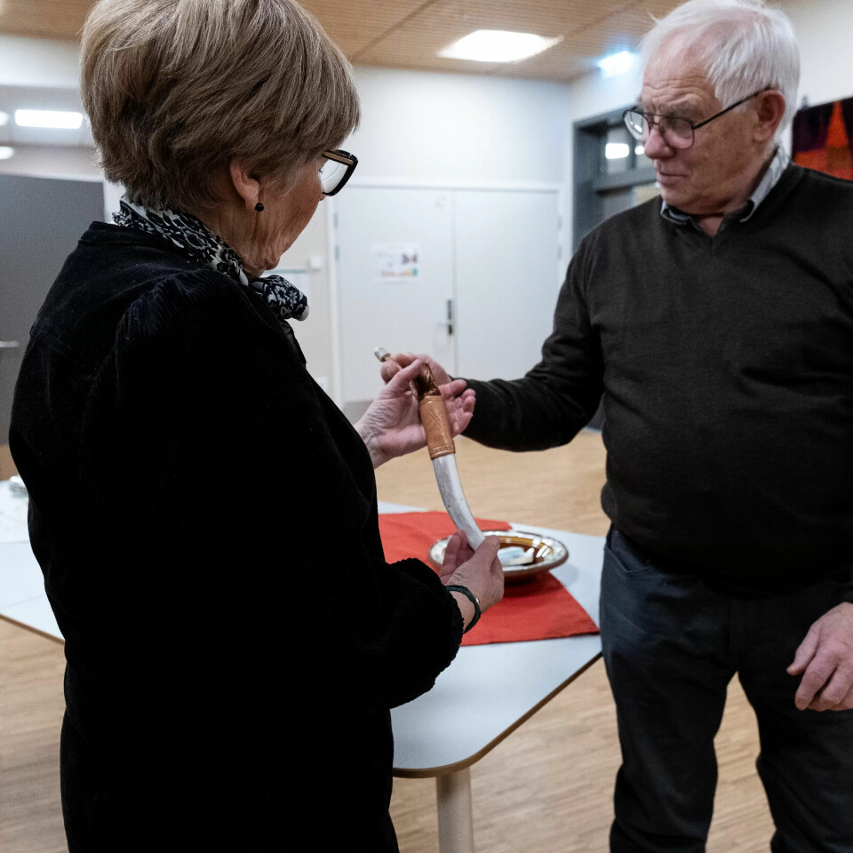 KNIVMAKER: Sørsamen Magne Jostein Haugen viser Mari Nordfjell en kniv han har laget. KNIVMAKER: Sørsamen Magne Jostein Haugen viser Mari Nordfjell en kniv han har laget.
