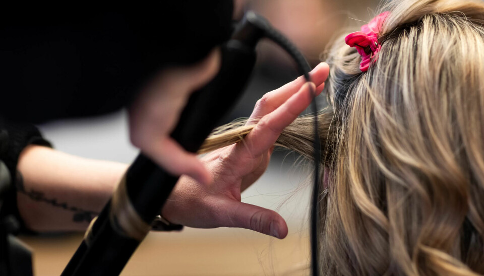 LABORATORIE: Frisører omgir seg med mye kjemikalier og utfordrende arbeidsstillinger. LABORATORIE: Frisører omgir seg med mye kjemikalier og utfordrende arbeidsstillinger.