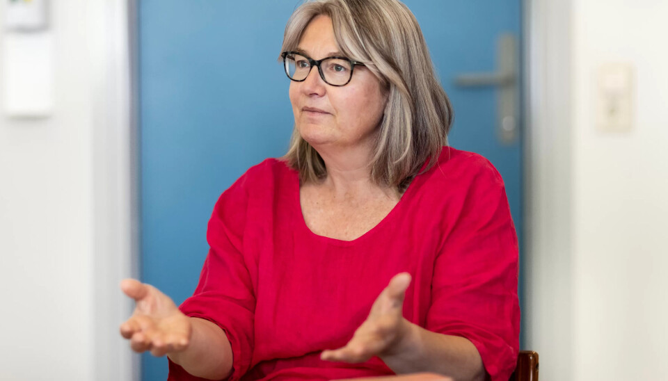 TELEFONVAKTEN: Å være telefonvakt som ikke kan svare på det innringeren ønsker svar på, er vanskelig. Anne Kari følte det ble enda verre da hun begynte å forstå hvilke svar som var på vei. TELEFONVAKTEN: Å være telefonvakt som ikke kan svare på det innringeren ønsker svar på, er vanskelig. Anne Kari følte det ble enda verre da hun begynte å forstå hvilke svar som var på vei.