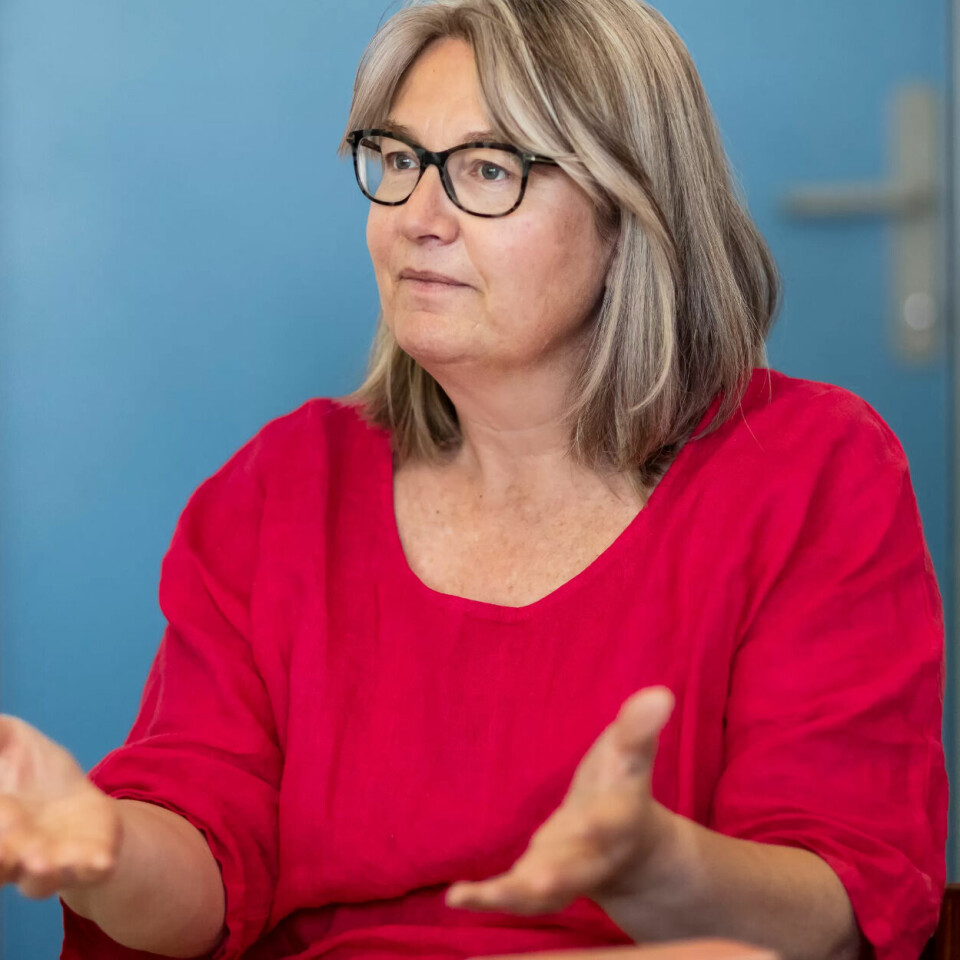 TELEFONVAKTEN: Å være telefonvakt som ikke kan svare på det innringeren ønsker svar på, er vanskelig. Anne Kari følte det ble enda verre da hun begynte å forstå hvilke svar som var på vei. TELEFONVAKTEN: Å være telefonvakt som ikke kan svare på det innringeren ønsker svar på, er vanskelig. Anne Kari følte det ble enda verre da hun begynte å forstå hvilke svar som var på vei.