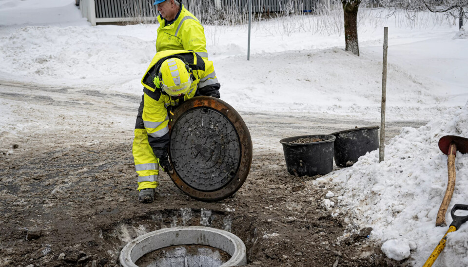NYTT LOKK: Ny ring til festet er lagt og det nye lokket med Oslos byvåpen skal bukseres på plass. NYTT LOKK: Ny ring til festet er lagt og det nye lokket med Oslos byvåpen skal bukseres på plass.