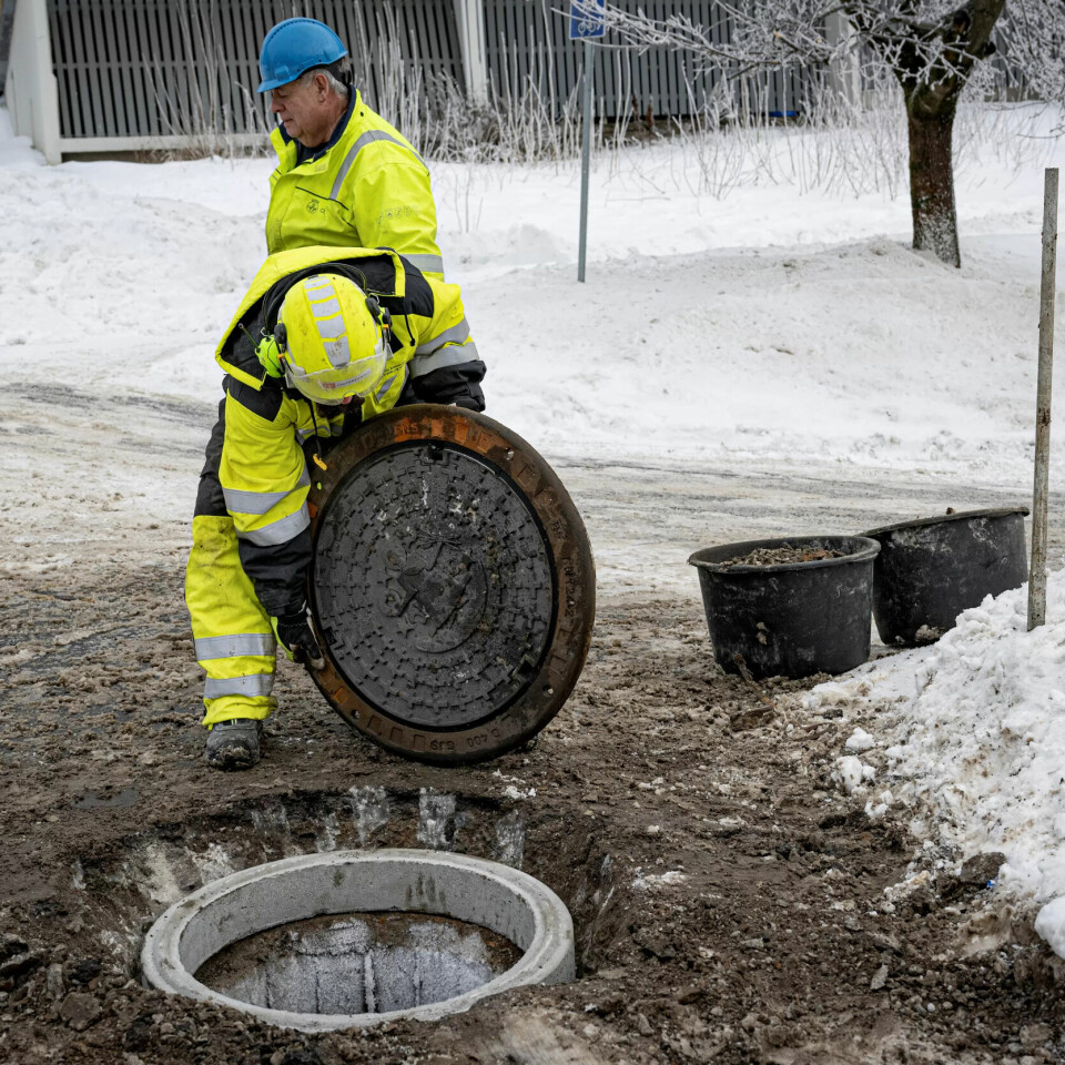 NYTT LOKK: Ny ring til festet er lagt og det nye lokket med Oslos byvåpen skal bukseres på plass. NYTT LOKK: Ny ring til festet er lagt og det nye lokket med Oslos byvåpen skal bukseres på plass.