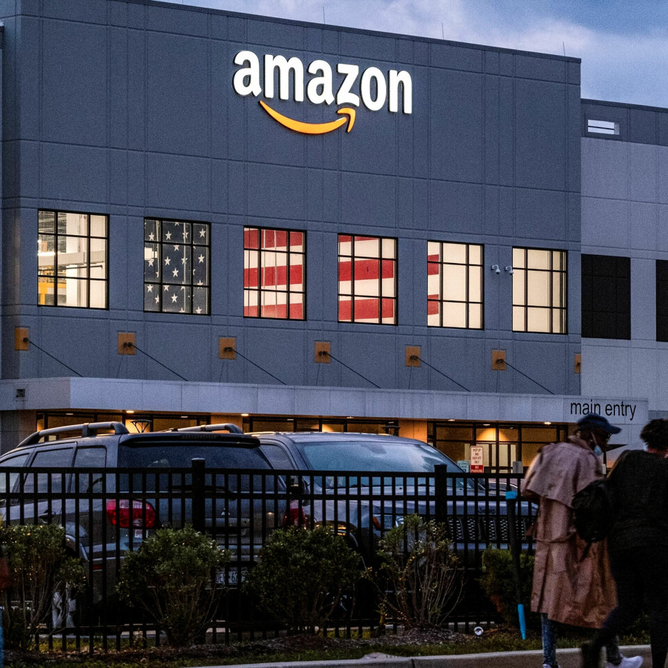 STRIDENS EPLE: «Betal mindre, smil mer», er slagordet til Amazon. På dette distribusjonssenteret i New York-bydelen Staten Island kan det hende arbeids- giveren Amazon må forberede seg på å betale litt mer. STRIDENS EPLE: «Betal mindre, smil mer», er slagordet til Amazon. På dette distribusjonssenteret i New York-bydelen Staten Island kan det hende arbeids- giveren Amazon må forberede seg på å betale litt mer.