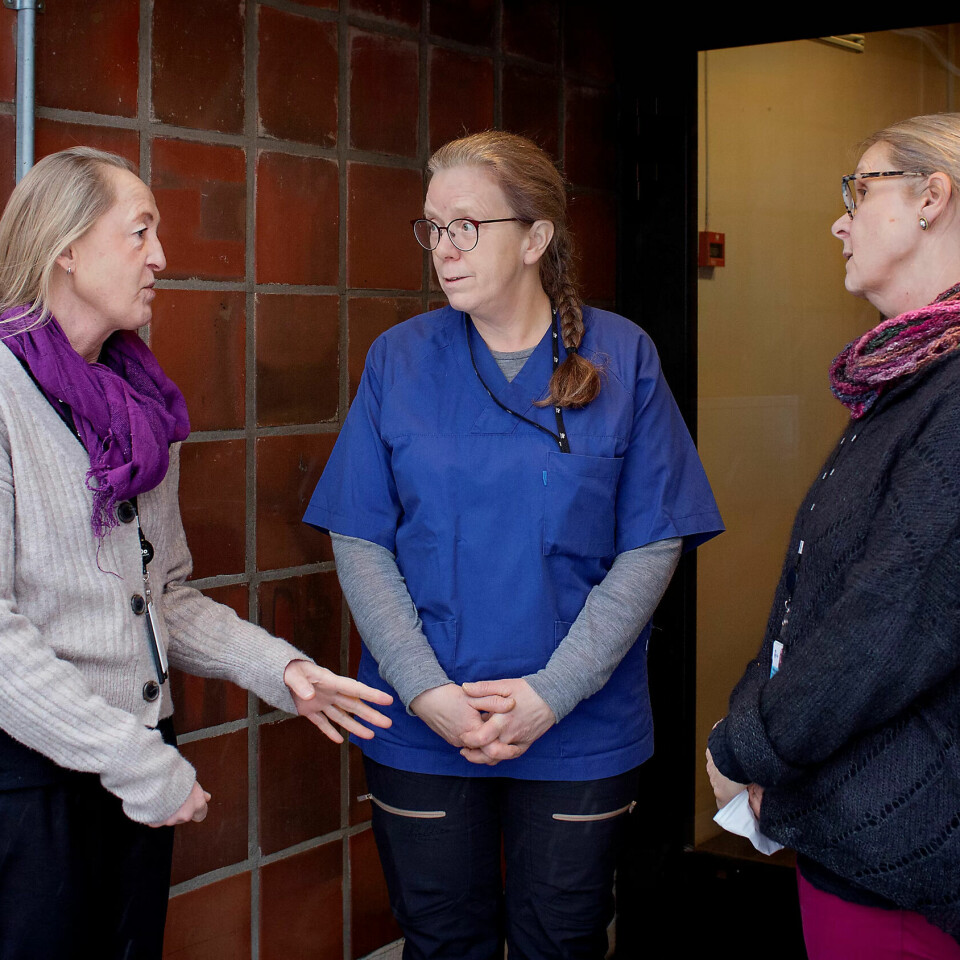 Frustrerte hjelpere: Nasjonal plan for demensomsorg beskriver en tjenestereise som skal sikre at innbyggere med demens får riktig hjelp til riktig tid. Siv Fredriksen (t.v.) i hukommelsesteamet, hjelpepleier Hilde Grøttum i hjemmetjenesten og demenskoordinator Wiebke Henriksen lurer på hvem som skal sikre at denne brukergruppa får det de har krav på fremover. Frustrerte hjelpere: Nasjonal plan for demensomsorg beskriver en tjenestereise som skal sikre at innbyggere med demens får riktig hjelp til riktig tid. Siv Fredriksen (t.v.) i hukommelsesteamet, hjelpepleier Hilde Grøttum i hjemmetjenesten og demenskoordinator Wiebke Henriksen lurer på hvem som skal sikre at denne brukergruppa får det de har krav på fremover.