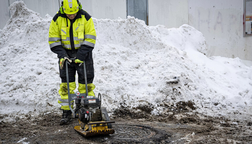 'HOPPETUSSE': Til slutt vibrerer og komprimerer Willy Fostervoll asfalten på plass, slik at den fester seg. 'HOPPETUSSE': Til slutt vibrerer og komprimerer Willy Fostervoll asfalten på plass, slik at den fester seg.