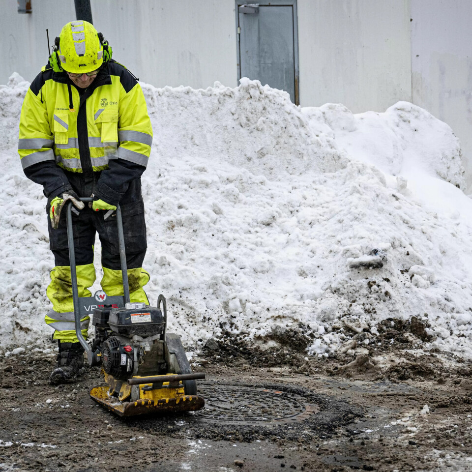 'HOPPETUSSE': Til slutt vibrerer og komprimerer Willy Fostervoll asfalten på plass, slik at den fester seg. 'HOPPETUSSE': Til slutt vibrerer og komprimerer Willy Fostervoll asfalten på plass, slik at den fester seg.