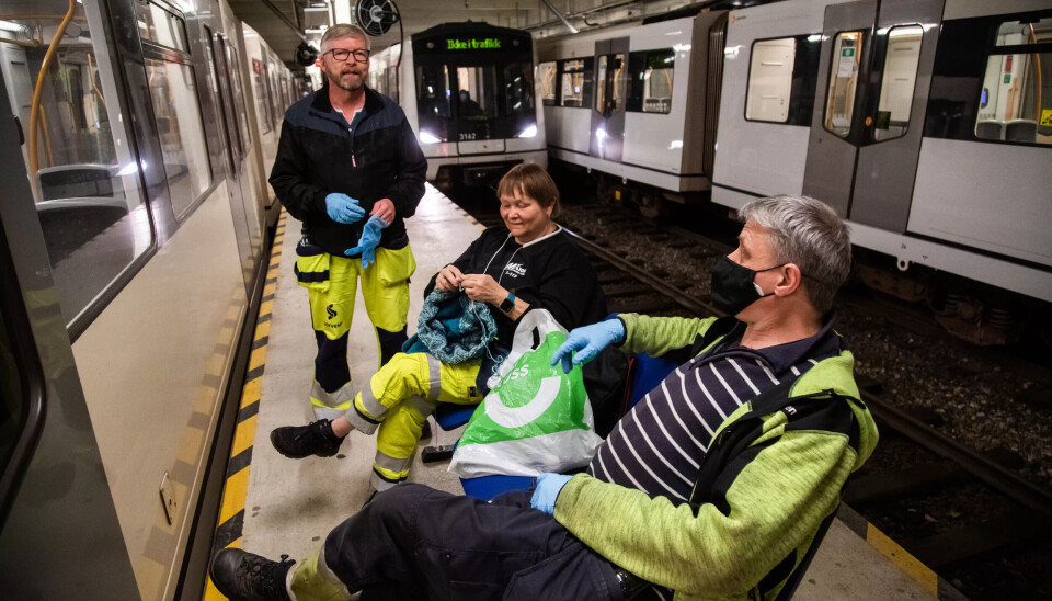 TRIO: Veteranene Morten Hansen, Berit Laspara Hansen og Karl Magne Jensen jobber i et fast lag. Mens de venter på et nytt vognsett benytter Berit gjerne tida til å strikke. TRIO: Veteranene Morten Hansen, Berit Laspara Hansen og Karl Magne Jensen jobber i et fast lag. Mens de venter på et nytt vognsett benytter Berit gjerne tida til å strikke.
