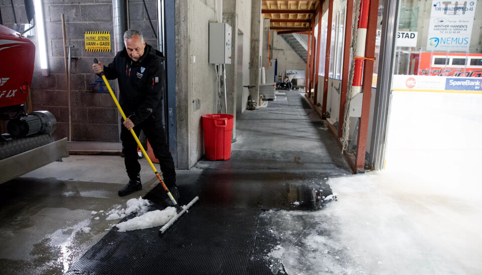 Gir ros: – Jeg kan ikke få rost kommunen nok som arbeidsplass, sier Allan Veiga, som er servicemedarbeider i idrettsavdelingen i teknisk drift . Gir ros: – Jeg kan ikke få rost kommunen nok som arbeidsplass, sier Allan Veiga, som er servicemedarbeider i idrettsavdelingen i teknisk drift .