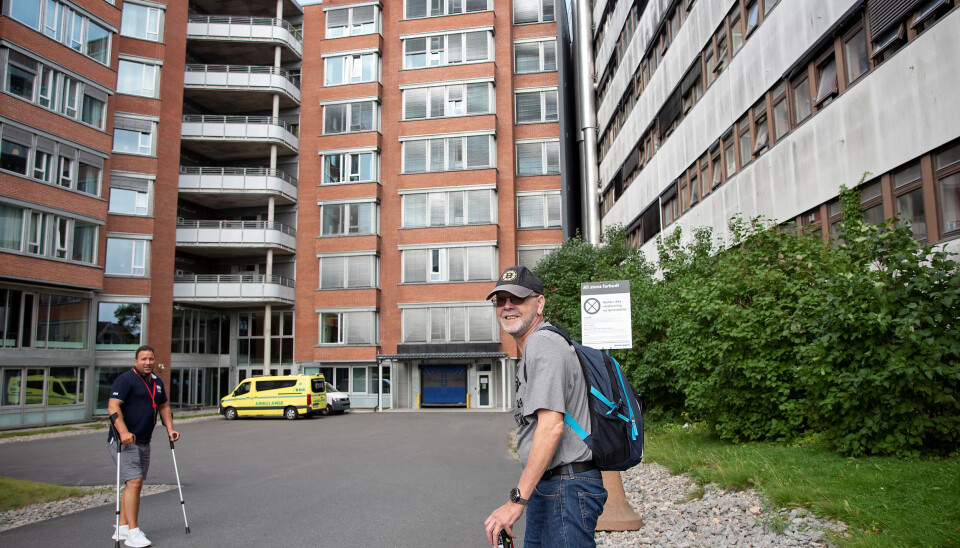 Glad i jobben: Fem dager i uka går Einar Braaten på jobb i «hub'en» på Sykehuset i Vestfold. Han trives blant kollegene og føler at han stadig lærer noe nytt. Han vil helst ikke tenke på at arbeidsgiveren ønsker å bli kvitt ham. Til venstre: Geir Tollefsen, Fagforbundets hovedtillitsvalgte ved sykehuset. Glad i jobben: Fem dager i uka går Einar Braaten på jobb i «hub'en» på Sykehuset i Vestfold. Han trives blant kollegene og føler at han stadig lærer noe nytt. Han vil helst ikke tenke på at arbeidsgiveren ønsker å bli kvitt ham. Til venstre: Geir Tollefsen, Fagforbundets hovedtillitsvalgte ved sykehuset.