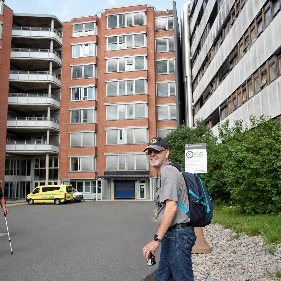 Glad i jobben: Fem dager i uka går Einar Braaten på jobb i «hub'en» på Sykehuset i Vestfold. Han trives blant kollegene og føler at han stadig lærer noe nytt. Han vil helst ikke tenke på at arbeidsgiveren ønsker å bli kvitt ham. Til venstre: Geir Tollefsen, Fagforbundets hovedtillitsvalgte ved sykehuset. Glad i jobben: Fem dager i uka går Einar Braaten på jobb i «hub'en» på Sykehuset i Vestfold. Han trives blant kollegene og føler at han stadig lærer noe nytt. Han vil helst ikke tenke på at arbeidsgiveren ønsker å bli kvitt ham. Til venstre: Geir Tollefsen, Fagforbundets hovedtillitsvalgte ved sykehuset.