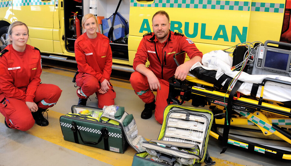 MEDISINSK ARBEID: Ole Hval kom inn i ambulanseyrket da det ikke var flere krav enn å ha førstehjelpskurs og være god bak rattet. Siden har han tatt utdanning. Kollegene Maren Kjensberg og Isabel Øfstaas begynte ved stasjonen på Gran etter fullført sykepleierutdanning. MEDISINSK ARBEID: Ole Hval kom inn i ambulanseyrket da det ikke var flere krav enn å ha førstehjelpskurs og være god bak rattet. Siden har han tatt utdanning. Kollegene Maren Kjensberg og Isabel Øfstaas begynte ved stasjonen på Gran etter fullført sykepleierutdanning.