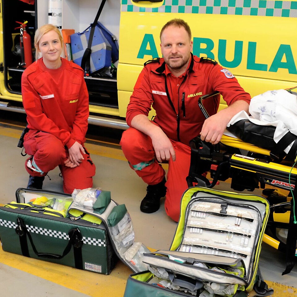 MEDISINSK ARBEID: Ole Hval kom inn i ambulanseyrket da det ikke var flere krav enn å ha førstehjelpskurs og være god bak rattet. Siden har han tatt utdanning. Kollegene Maren Kjensberg og Isabel Øfstaas begynte ved stasjonen på Gran etter fullført sykepleierutdanning. MEDISINSK ARBEID: Ole Hval kom inn i ambulanseyrket da det ikke var flere krav enn å ha førstehjelpskurs og være god bak rattet. Siden har han tatt utdanning. Kollegene Maren Kjensberg og Isabel Øfstaas begynte ved stasjonen på Gran etter fullført sykepleierutdanning.