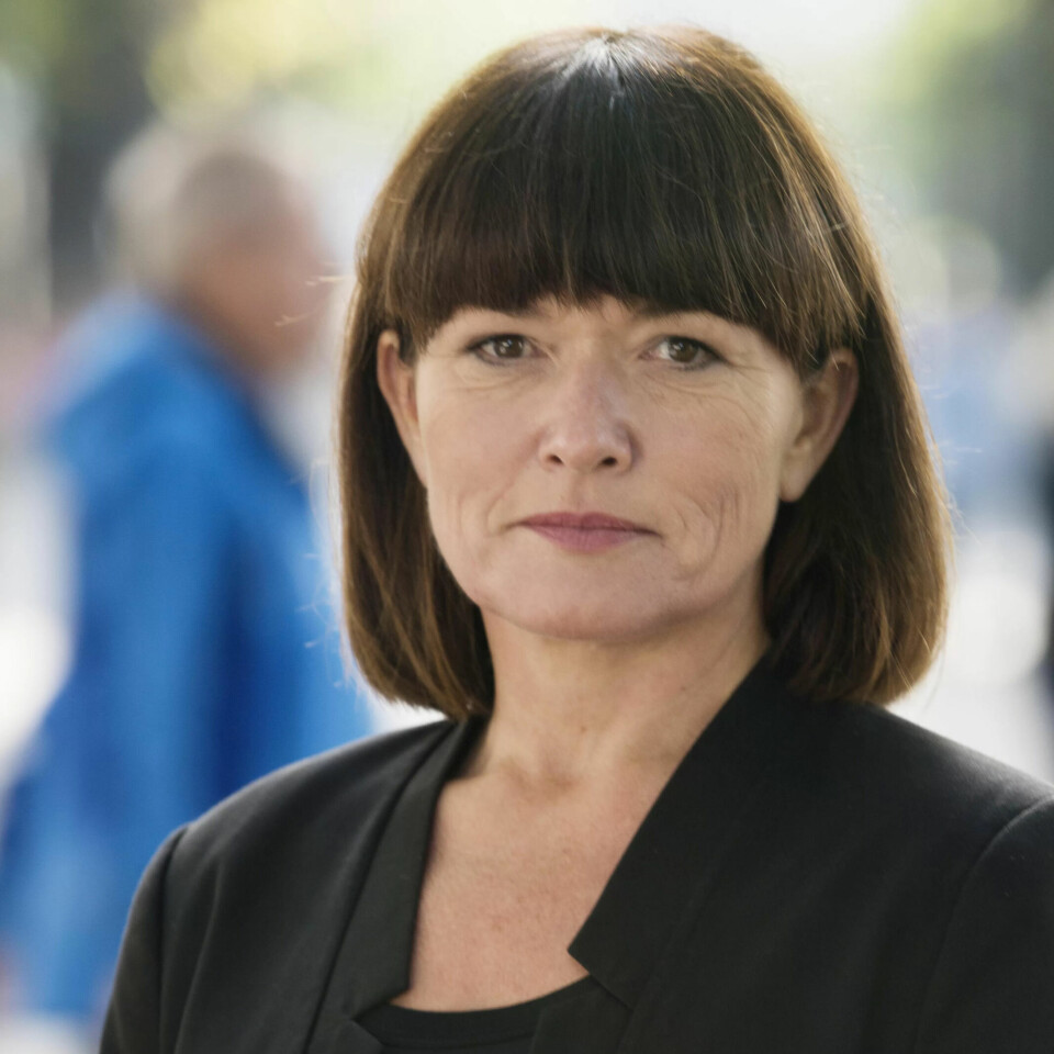 PROTESTERER: Sissel M. Skoghaug er nestleder i Fagforbundet og misliker at LO-logoen står sammen med våpenprodusenten Nammo på draktene til landslagshopperne. PROTESTERER: Sissel M. Skoghaug er nestleder i Fagforbundet og misliker at LO-logoen står sammen med våpenprodusenten Nammo på draktene til landslagshopperne.