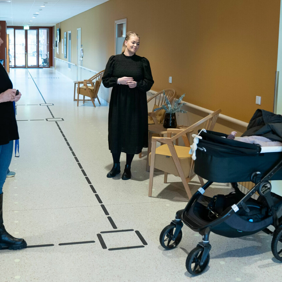 MULIGHETER FOR DE UNGE: Merete Sandve (t.v.) er særlig stolt av å ha gitt unge helsearbeidere mulighet for full stilling. Her er sykepleier Signe Marie Lie-Agnihotri på besøk med nyfødt baby. Bak: Benedikte Asheim. MULIGHETER FOR DE UNGE: Merete Sandve (t.v.) er særlig stolt av å ha gitt unge helsearbeidere mulighet for full stilling. Her er sykepleier Signe Marie Lie-Agnihotri på besøk med nyfødt baby. Bak: Benedikte Asheim.