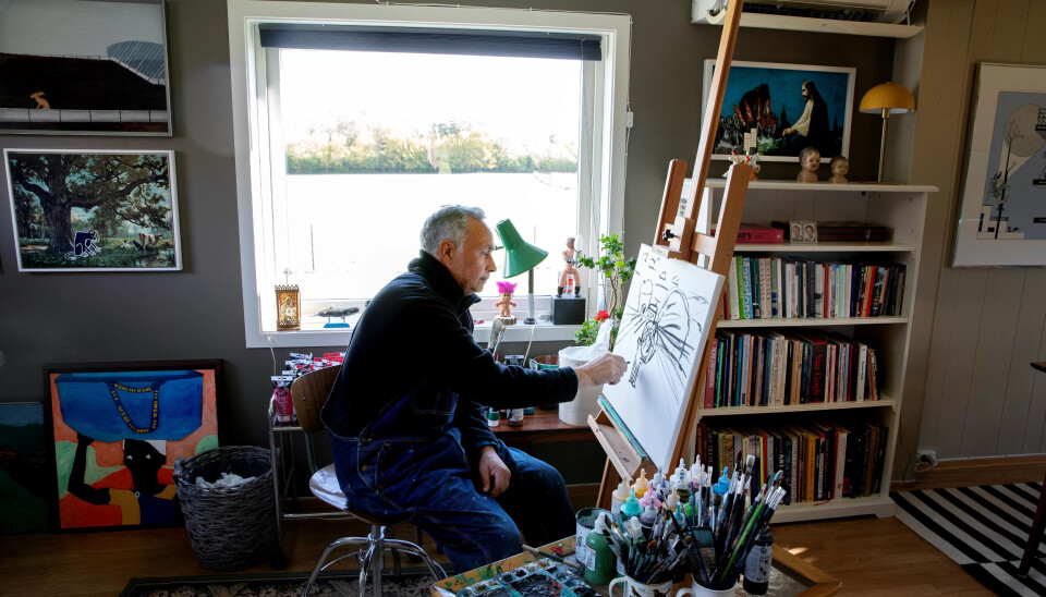 Stor produksjon: Overalt i huset sitt har Allan Veiga malerier og annen kunst han har laget. Han starter med kunsten straks han kommer hjem fra jobb i kommunen. Stor produksjon: Overalt i huset sitt har Allan Veiga malerier og annen kunst han har laget. Han starter med kunsten straks han kommer hjem fra jobb i kommunen.
