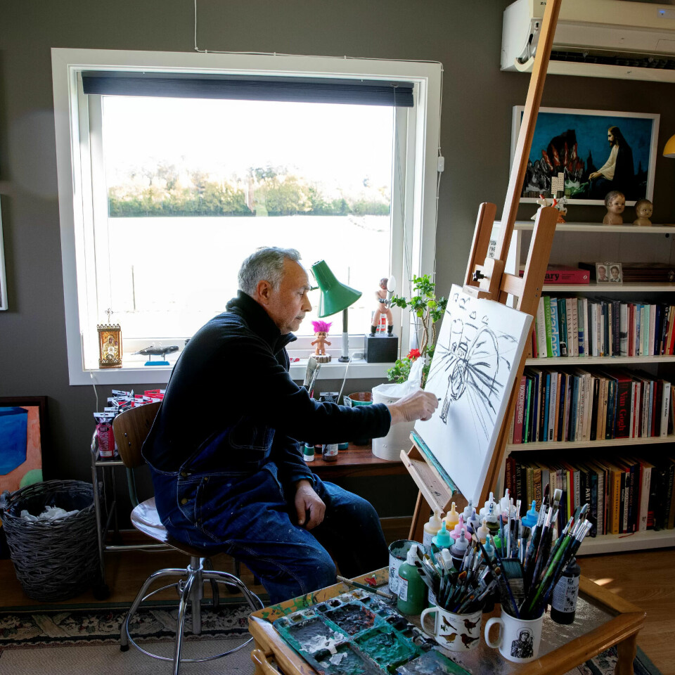Stor produksjon: Overalt i huset sitt har Allan Veiga malerier og annen kunst han har laget. Han starter med kunsten straks han kommer hjem fra jobb i kommunen. Stor produksjon: Overalt i huset sitt har Allan Veiga malerier og annen kunst han har laget. Han starter med kunsten straks han kommer hjem fra jobb i kommunen.