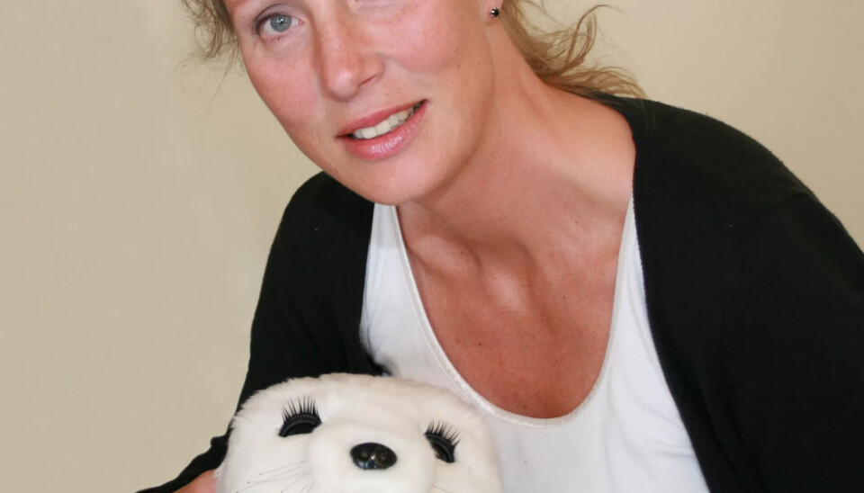 Robotsel: Førsteamanuensis og forsker Nina Jøranson med robotselen Paro som hun har forsket på i sitt doktorgradsarbeid. Robotsel: Førsteamanuensis og forsker Nina Jøranson med robotselen Paro som hun har forsket på i sitt doktorgradsarbeid.