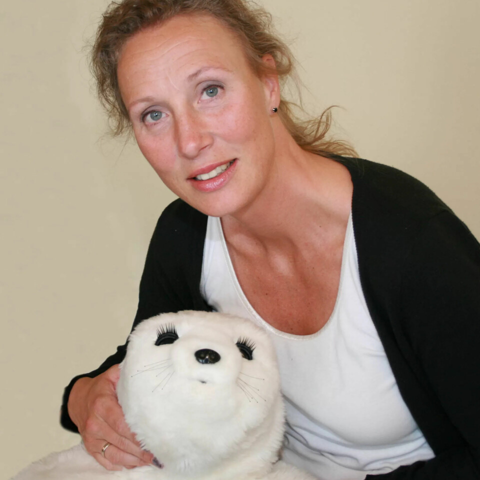 Robotsel: Førsteamanuensis og forsker Nina Jøranson med robotselen Paro som hun har forsket på i sitt doktorgradsarbeid. Robotsel: Førsteamanuensis og forsker Nina Jøranson med robotselen Paro som hun har forsket på i sitt doktorgradsarbeid.