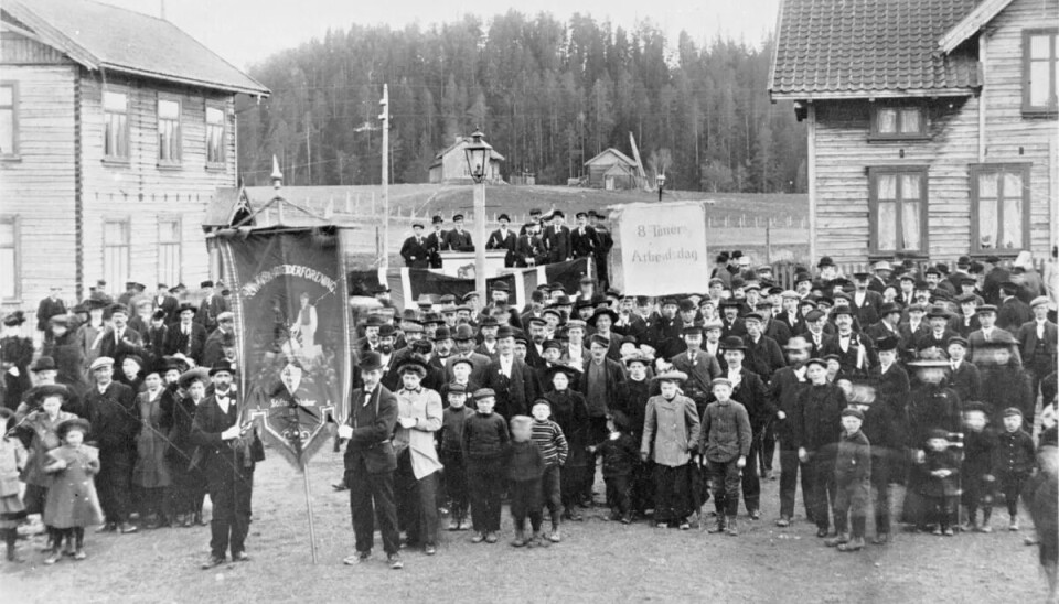 1.MAI: Feiring på Jevnaker, 1907. Parolen er 8 timers arbeidsdag. 1.MAI: Feiring på Jevnaker, 1907. Parolen er 8 timers arbeidsdag.
