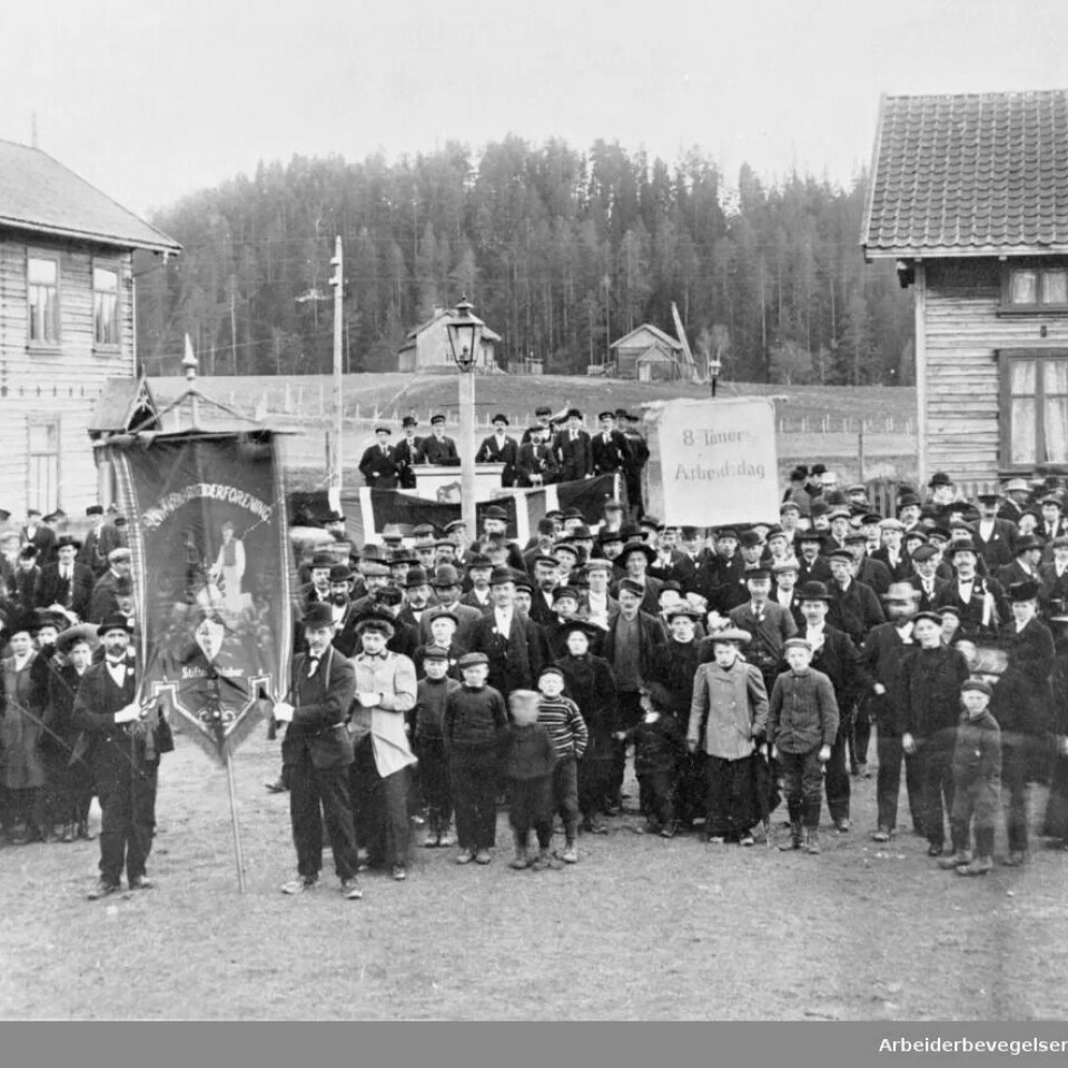1.MAI: Feiring på Jevnaker, 1907. Parolen er 8 timers arbeidsdag. 1.MAI: Feiring på Jevnaker, 1907. Parolen er 8 timers arbeidsdag.