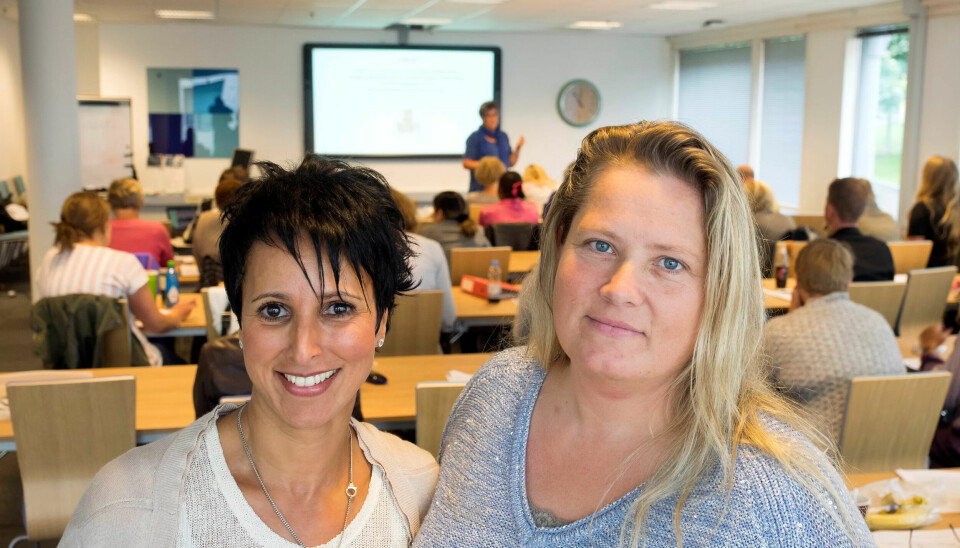 TILLIT FRAMFOR TVANG: – Hos oss brukes ikke tvang. Vi forsøker å skape samarbeid ved hjelp av miljøterapeutiske metoder, sier Line Løvik og Jamila Olsen. TILLIT FRAMFOR TVANG: – Hos oss brukes ikke tvang. Vi forsøker å skape samarbeid ved hjelp av miljøterapeutiske metoder, sier Line Løvik og Jamila Olsen.